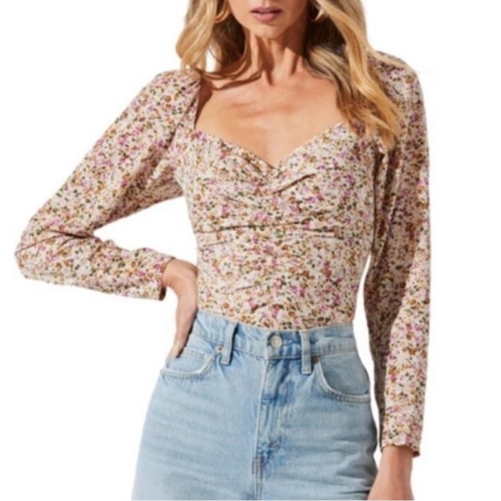 ASTR pink Floral Top sweetheart neckline long sleeve size small